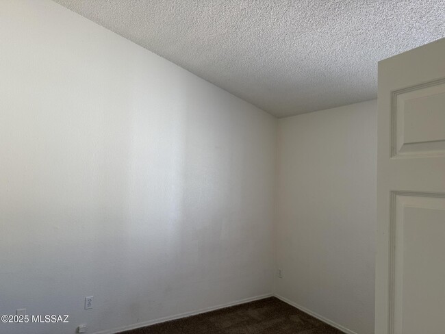 Building Photo - 4420 W Rockwood Dr