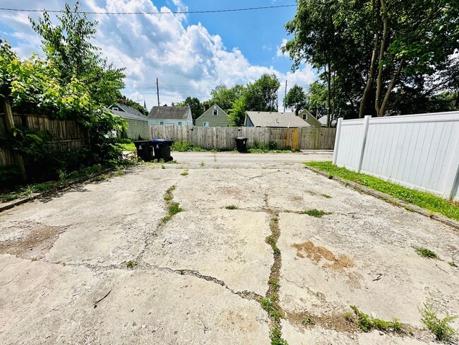 Building Photo - Updated FOUR bedroom home in South Louisville