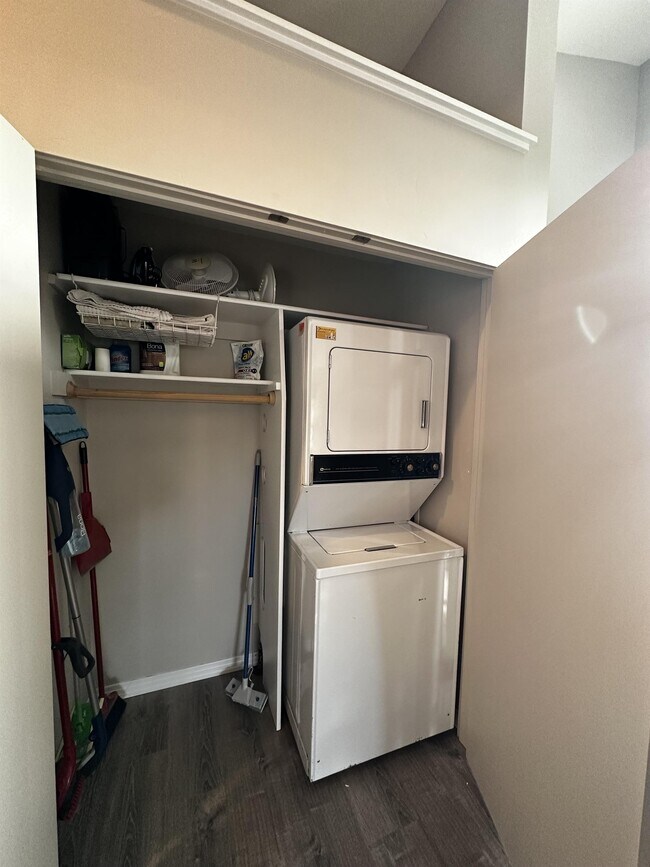 Building Photo - 129 1/2 W 3rd St