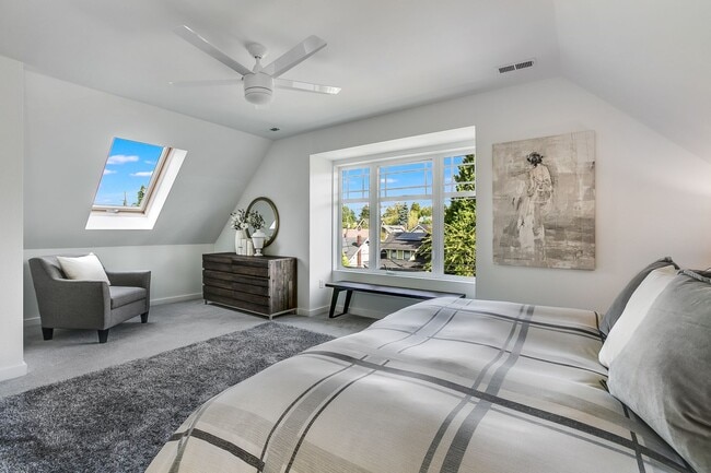 Building Photo - Queen Anne Craftsman - Available September...
