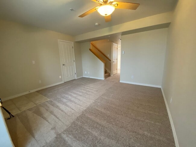 Building Photo - Renovated 2 Bedroom 2.5 Bathroom Condo in ...