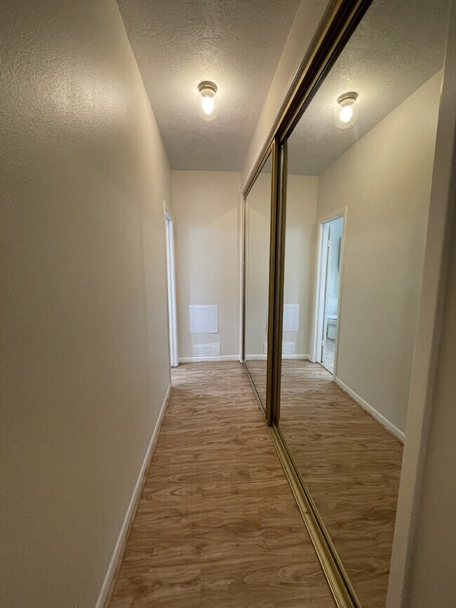 Building Photo - Live in the city of Panorama Village & enjoy all it has to offer: 27-hole golf course, 3 city par...