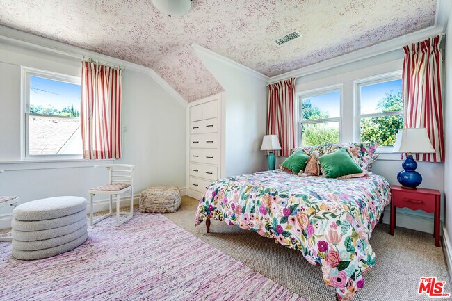 Building Photo - 2049 N Berendo St