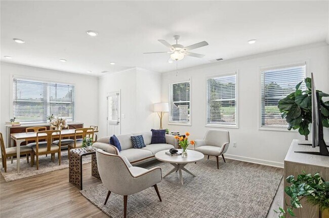 Building Photo - 4048 Hillmont Ln