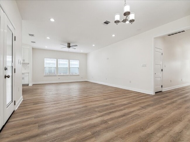 Building Photo - 915 E 37th St