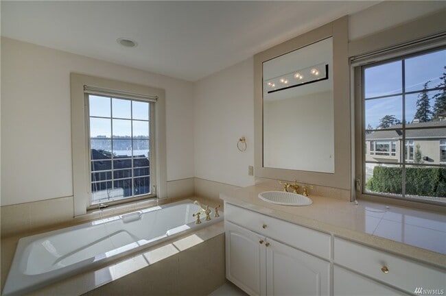 Building Photo - 8479 NE Woodland Cove Dr