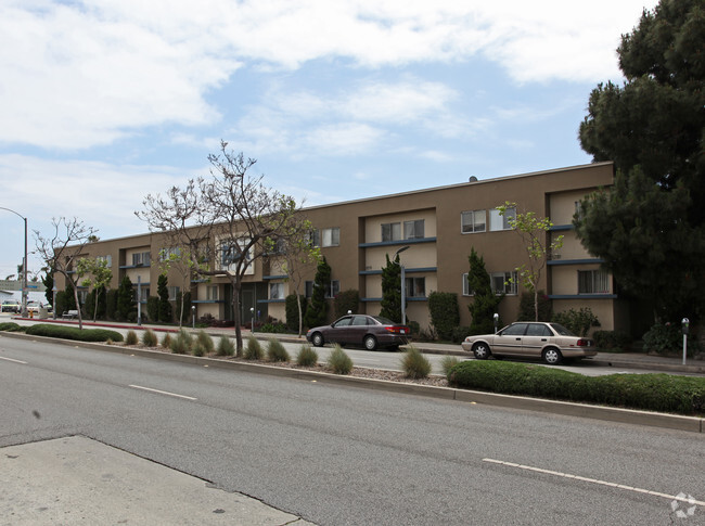 Building Photo - The Bahamas Apartments