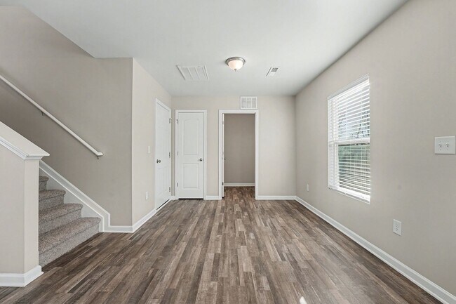 Building Photo - Beautiful 3-bedroom, 2.5-bath home in Greensboro