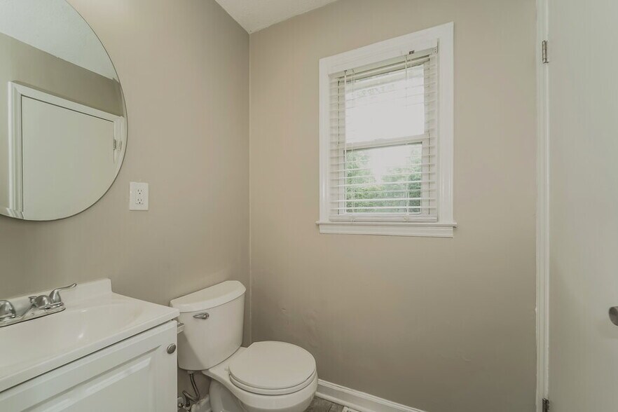 Building Photo - 4700 Hidden Valley Rd