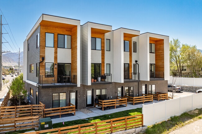 Building Photo - 23 Views Townhome