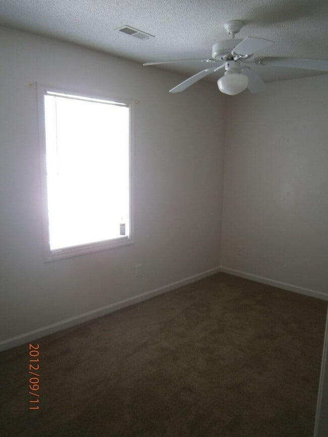 Building Photo - Spacious 2 bed 2 bath duplex, available soon!