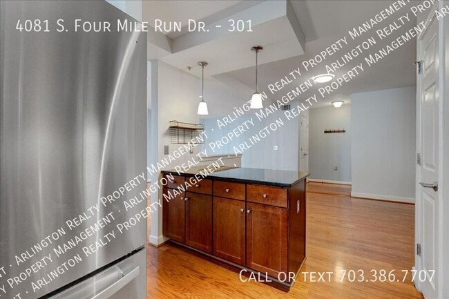 Building Photo - 4081 S Four Mile Run Dr