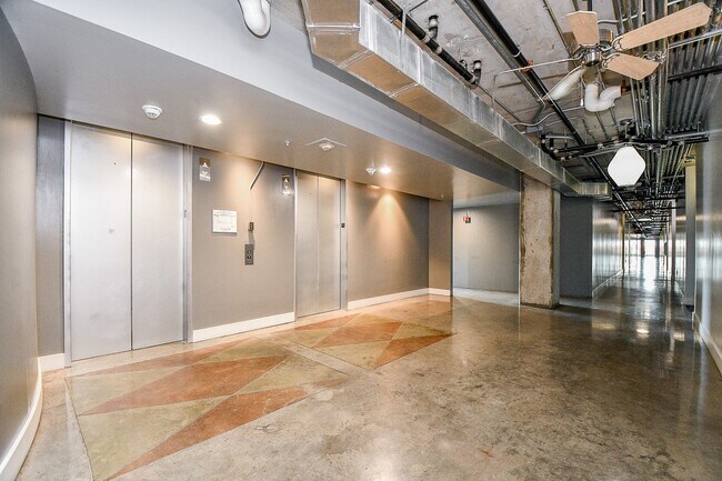 Building Photo - 2000 Bagby St