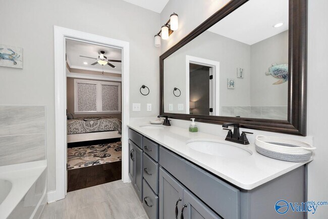 Building Photo - 200 St Louis St