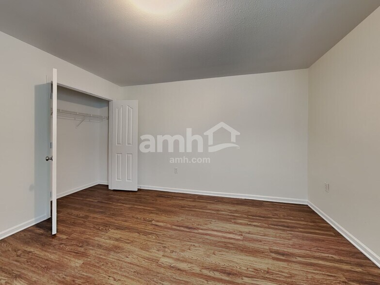 Building Photo - 1524 Eastway Dr