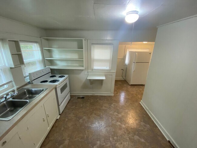 Building Photo - Charming 1 Bedroom Duplex in Trinity Park - Fenced Backyard!