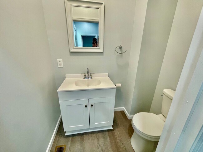 Building Photo - Bright and Updated 2 Bedroom 1.5 Bath House in Oakland