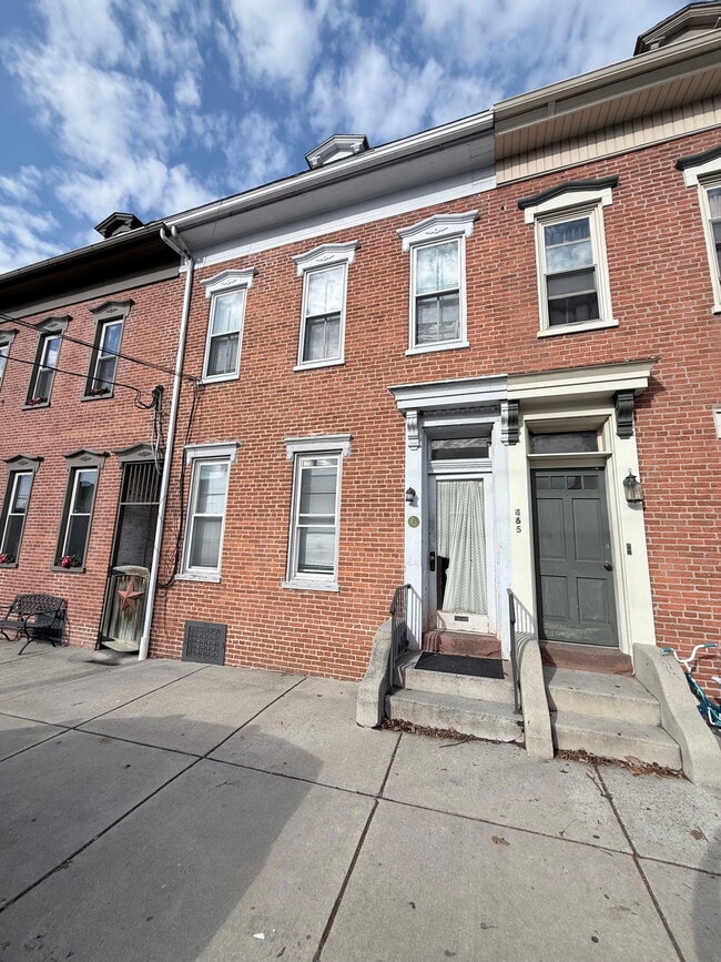 Building Photo - 463 Walnut St