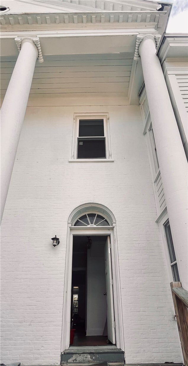 Building Photo - 114 E Main St