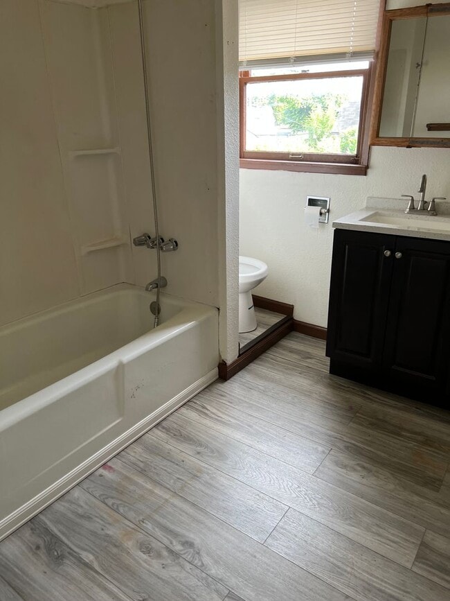 Building Photo - Valentine 1620