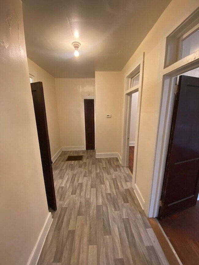 Building Photo - Two Bedroom Duplex in Downtown Woodruff!