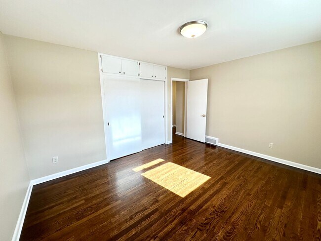 Building Photo - 3043 Mt Holyoke Rd