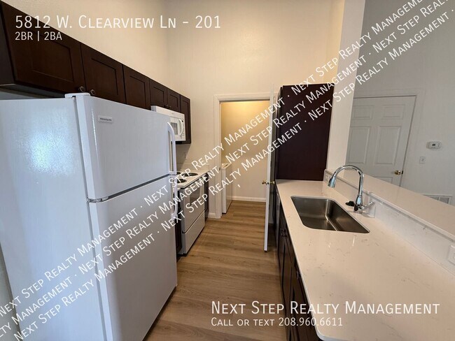 Building Photo - 5812 W Clearview Ln