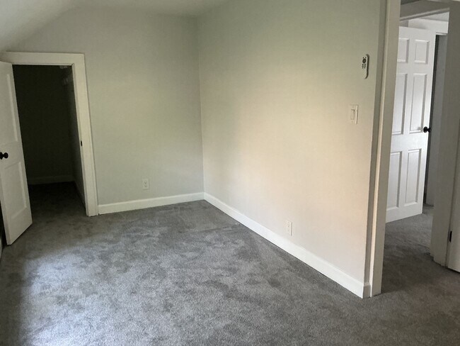 Building Photo - 4 Bedroom Single Family Home