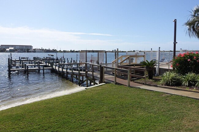 Building Photo - Beautifully remodeled 2 bedroom condo at w...