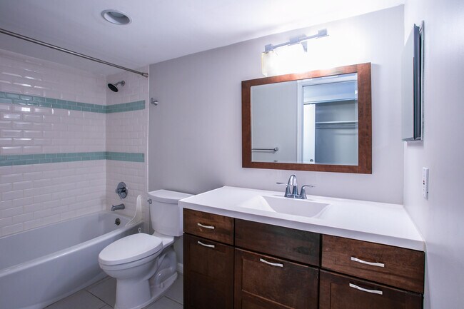 Building Photo - 9441 Live Oak Pl