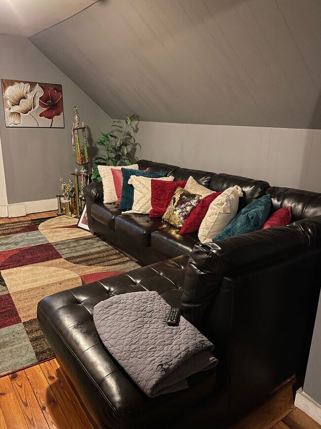 Building Photo - 264 Peck St