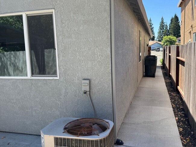Building Photo - Clean Updated 3 Bedroom 2 Bathroom 1527 Sq...