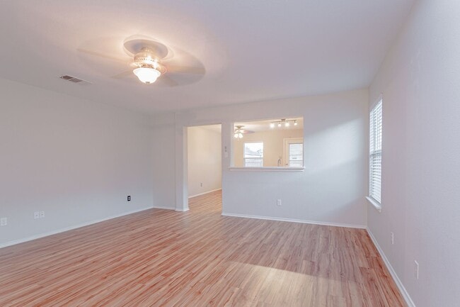 Building Photo - Inviting 4/BR 2/BA Home with Spacious Back...