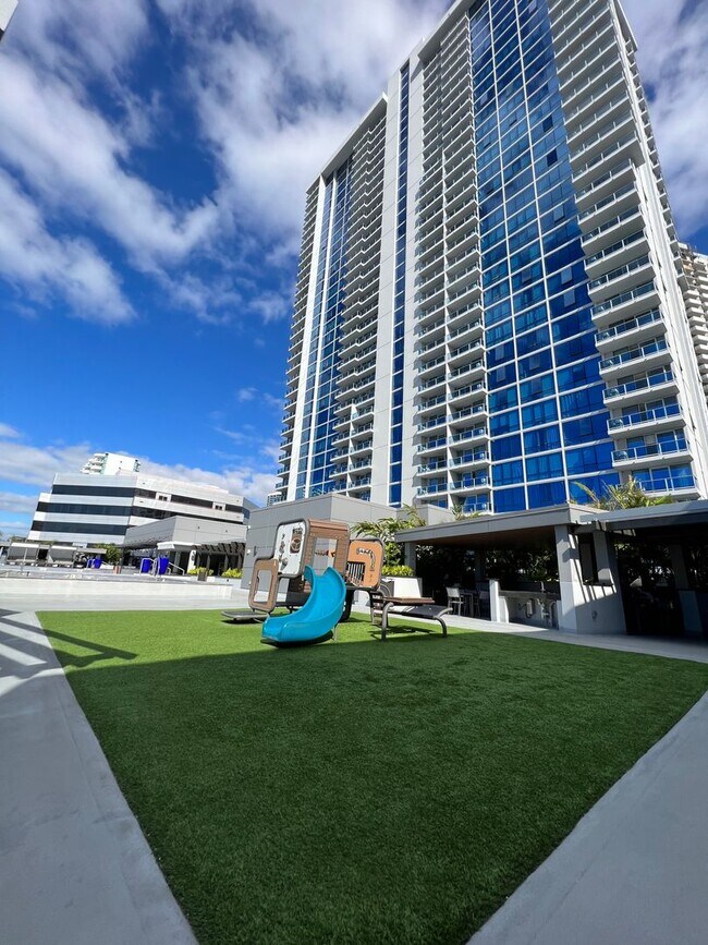 Building Photo - ** 2 BEDROOM 2 BATH** 2 covered PARKING, O...