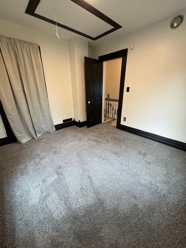 Building Photo - Charming Northside La Crosse Home