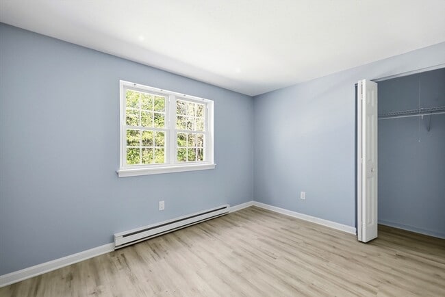 Building Photo - 8 Maple Crest Cir