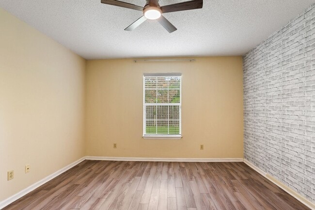 Building Photo - 2 Bedroom 2 Bathroom Gated Community