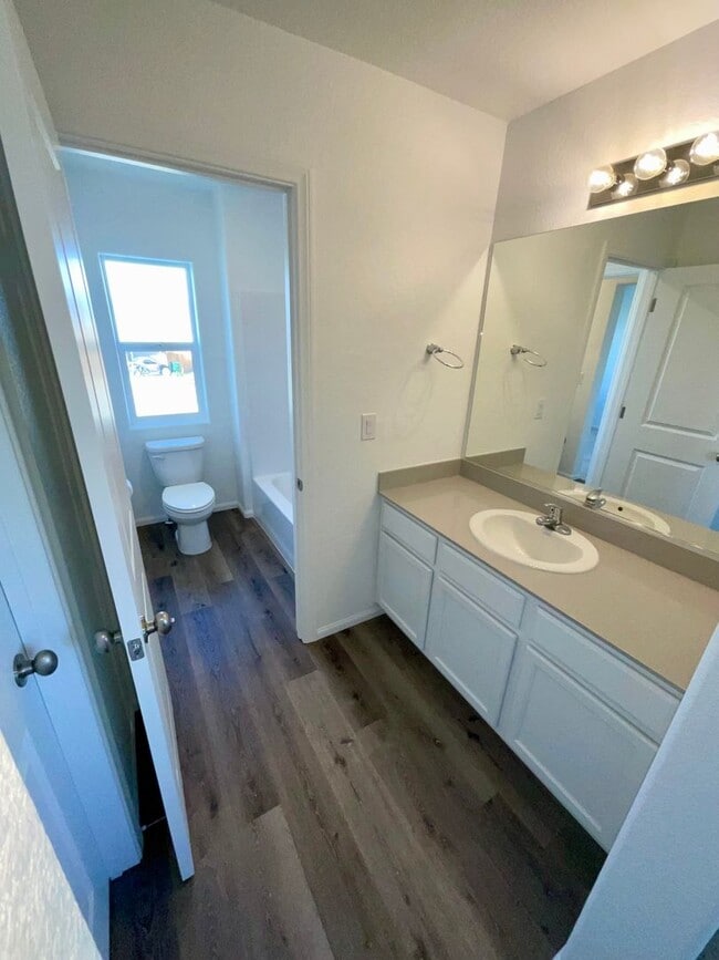 Building Photo - Charming Newer 3 bedroom House