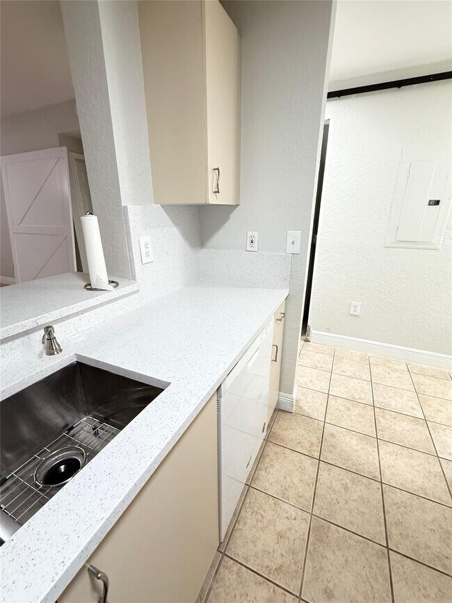 Building Photo - 2901 Riverside Dr