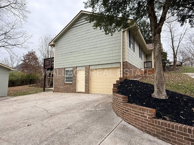 Building Photo - 4 BEDROOM, 3.5 BATHROOM HOME IN BEXHILL!