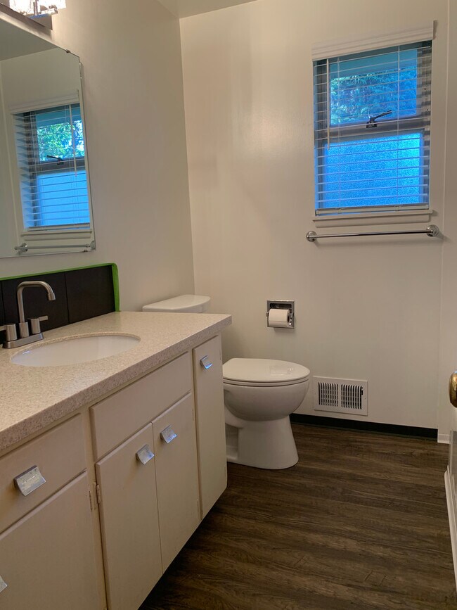 Building Photo - Beautiful 4 Bedroom 1.5 Bath Rambler in Parkland!!!