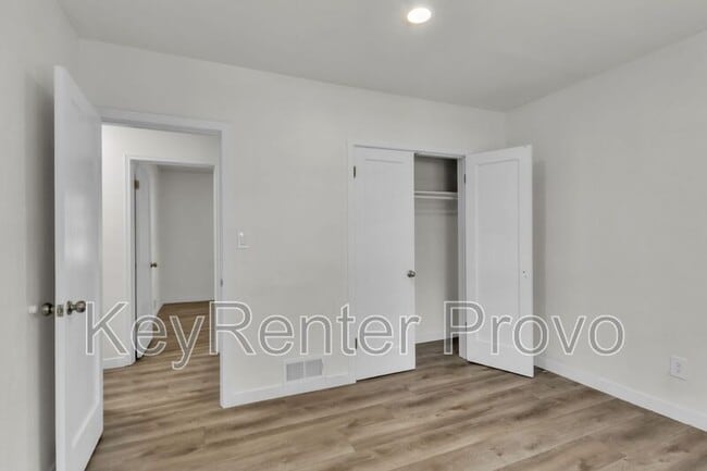 Building Photo - 362 800 E