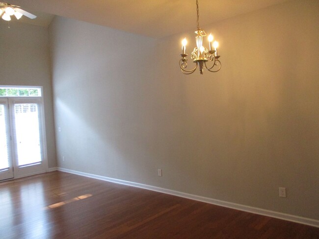 Building Photo - Pretty 3 Bedroom Townhouse in the Clemmons...