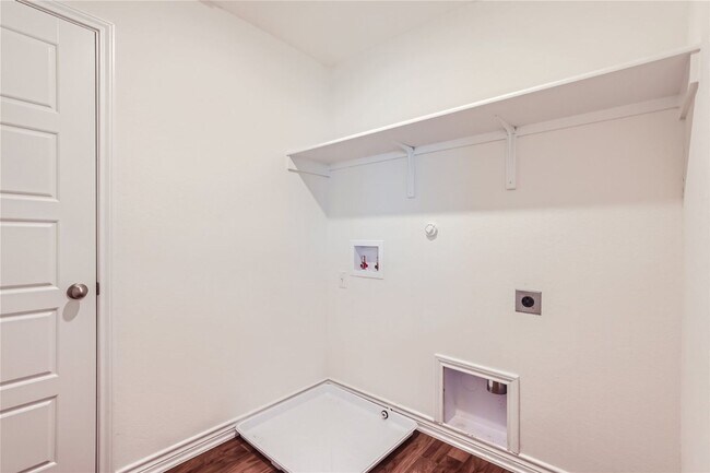 Building Photo - 4 Bedroom 2.5 Bathrooms! Loft and Office! ...