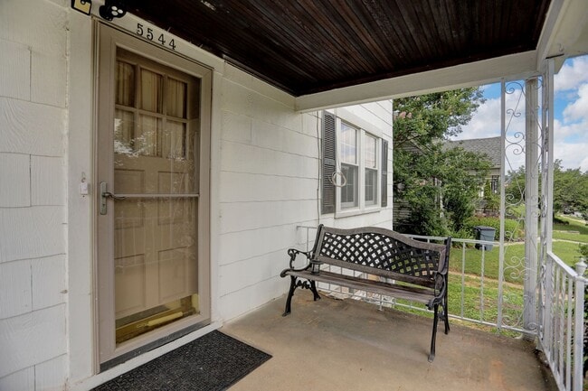 Building Photo - Charming & Upgraded 3BR Home in Arbutus wi...