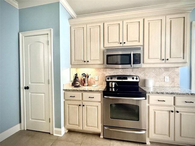 Building Photo - 5812 Lotus Cir