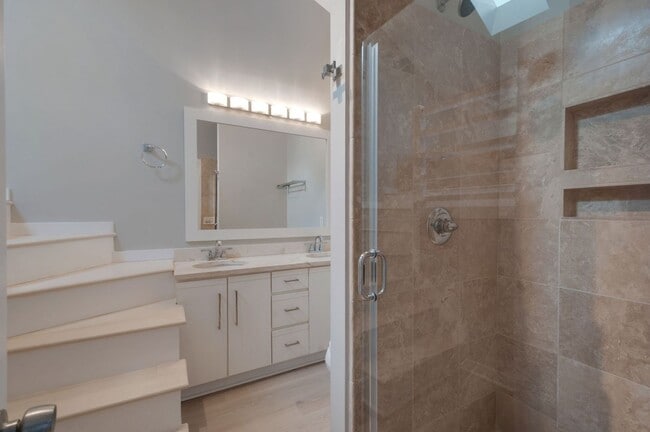 Building Photo - Belle Meade Townhome