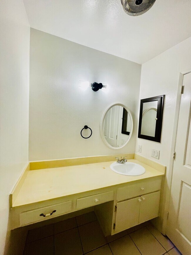 Building Photo - Charming 2-Bedroom, 1.75-Bathroom Unit with Garage, Patio & Community Amenities!