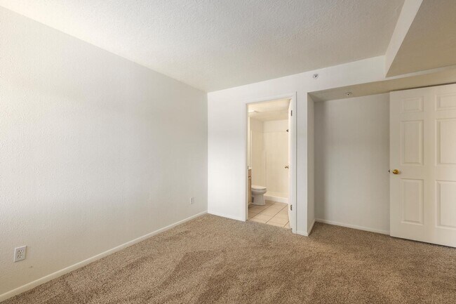 Building Photo - Conveniently Located Condo in Prospector S...