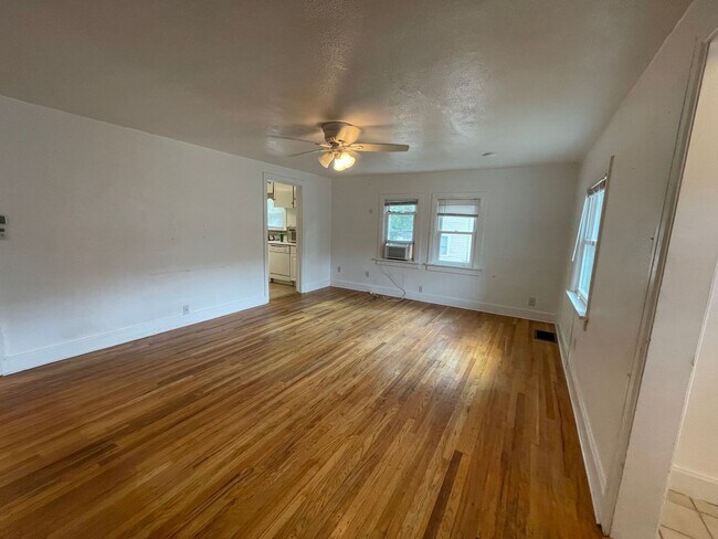 Building Photo - 919 23rd St